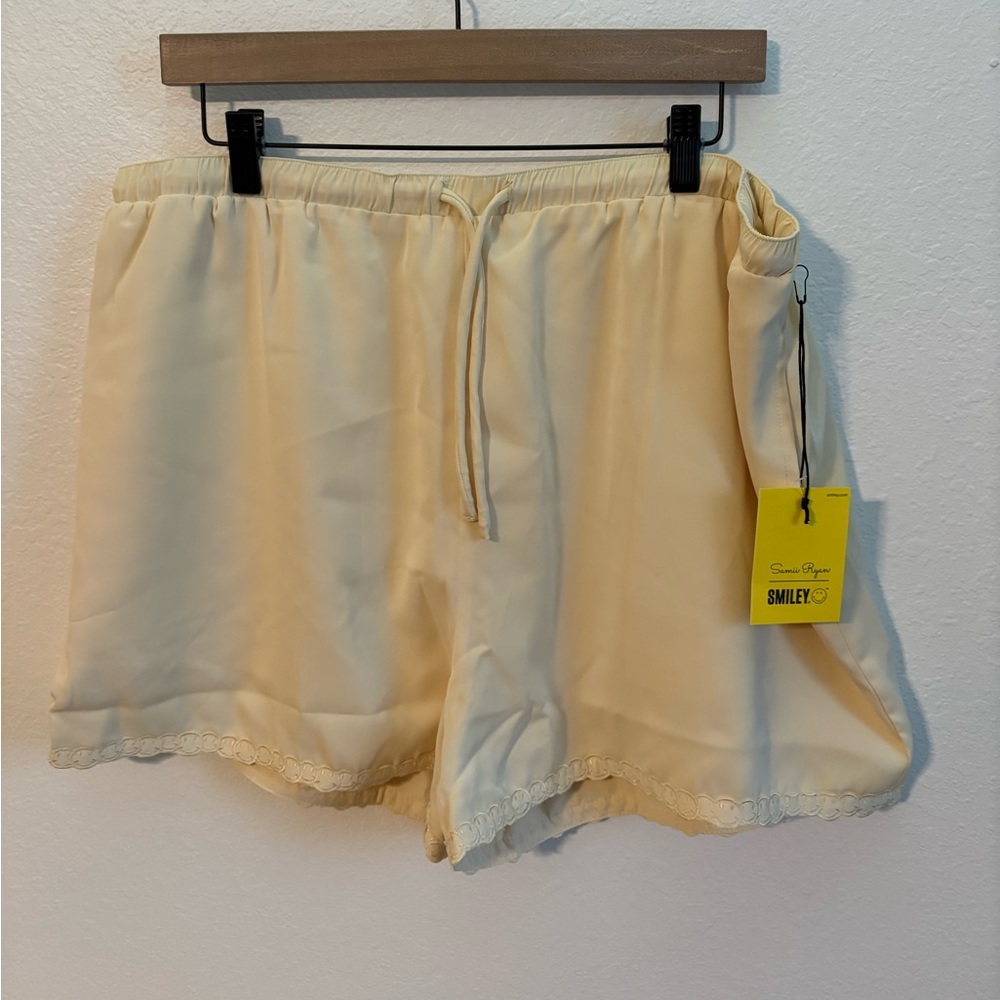 Women's XL Cream Shorts- SMILEY by Samii Ryan‎ NWT